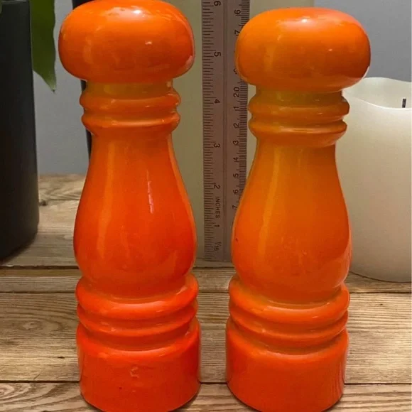 Vintage 1960s Mid-Century Modern Orange Ceramic Salt & Pepper Shakers Japan - Picture 3 of 4